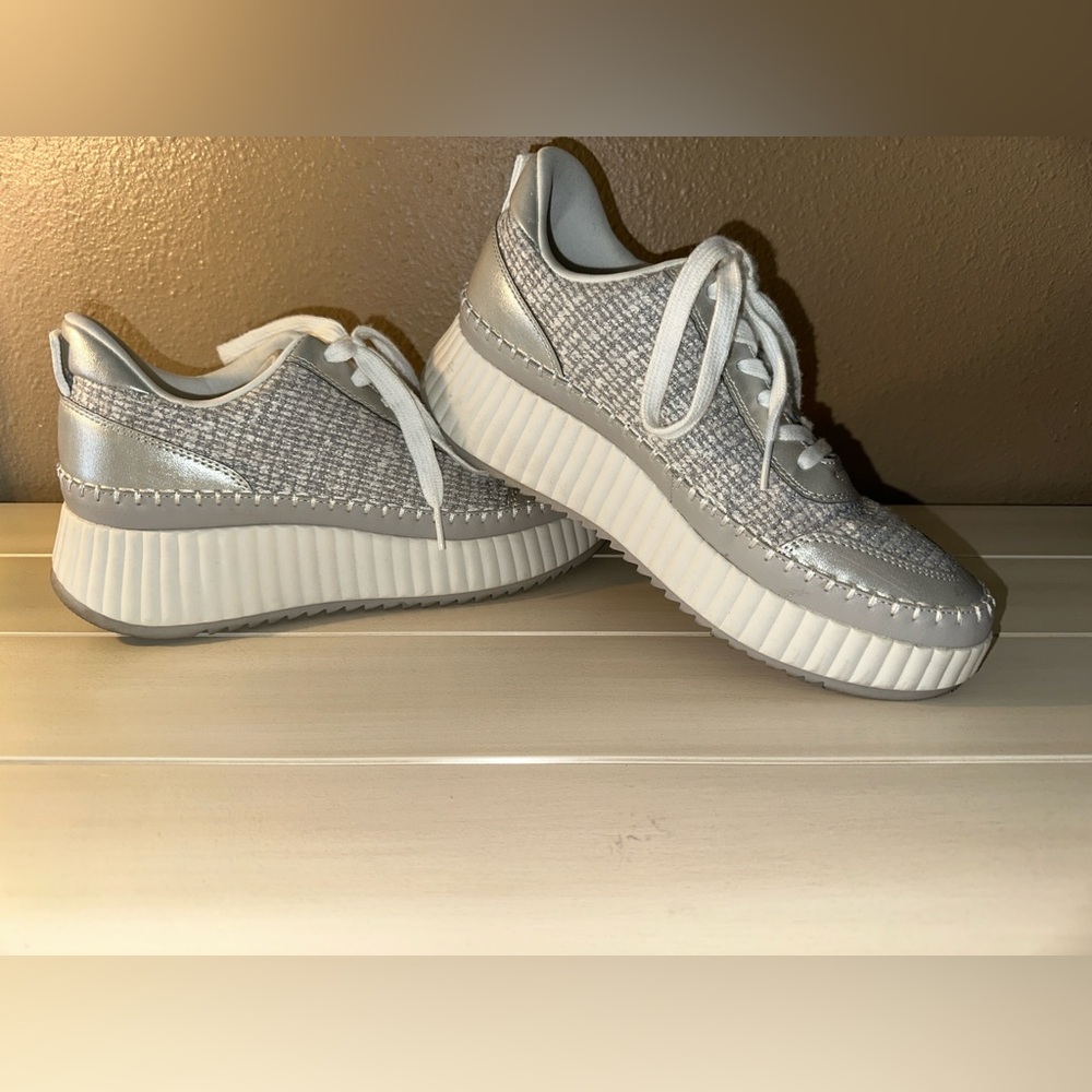Universal Thread Women’s Persephone Sneakers with Memory Foam Insole - size 9.5